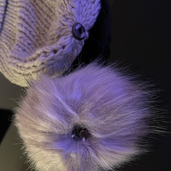 Hatattack- Revolve brand beanie- removable pompom - Picture 3 of 4